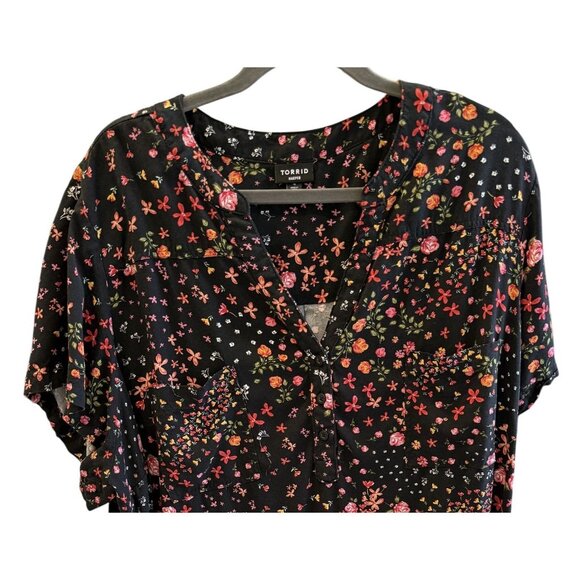Torrid Harper Black Floral Print Blouse Womens Size 4 Flowy Fit Short Sleeve - Picture 2 of 7